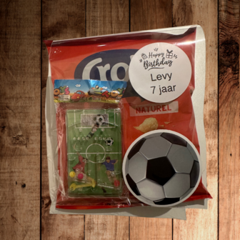 Chips zakje met daarbij een vinyl sticker en een voetbal spel